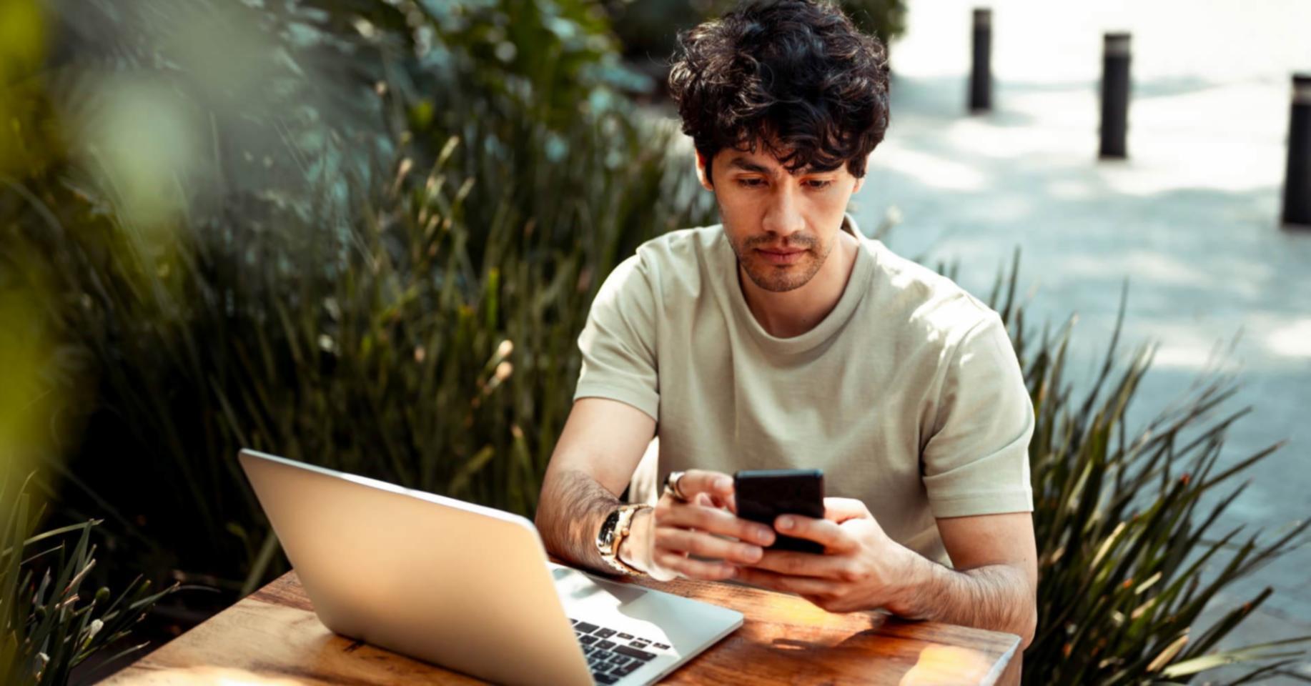 Gruppe diskutiert SEO-Strategien in einem Seminar