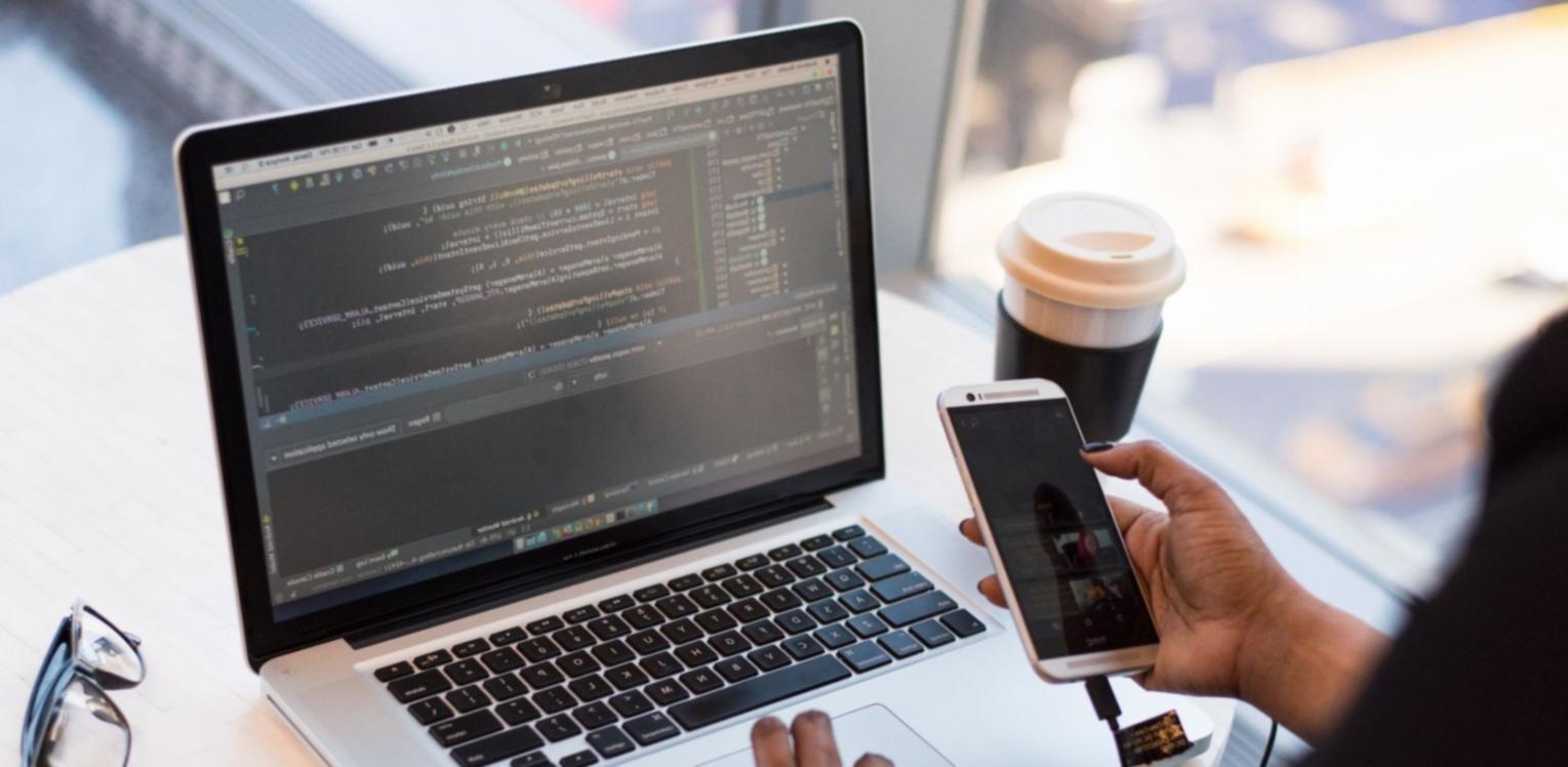 Teilnehmer bei der Arbeit an lokalen SEO-Projekten